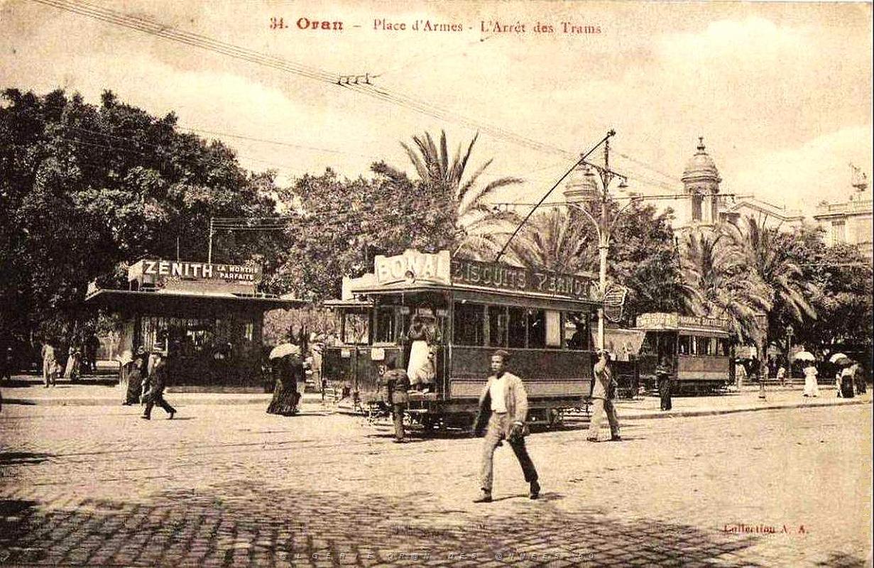 PA c- 043- Place d'Armes- trams et autobus.jpg
